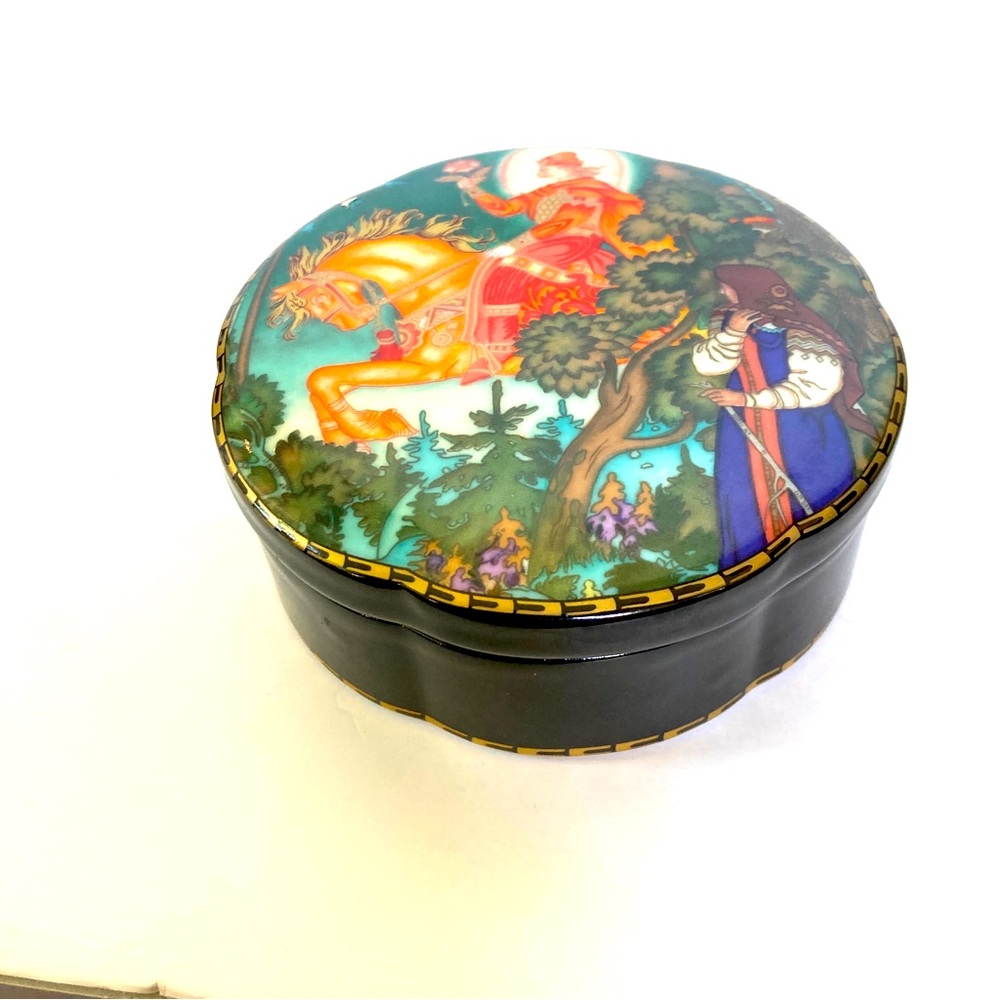 Villeroy & Boch Heinrich porcelain box The Red Knight